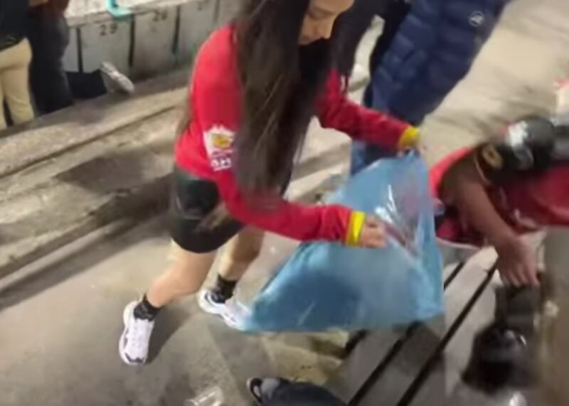 Muy Mariana recogió la basura en el estadio Serrano Aguilar