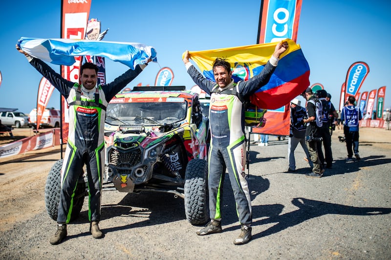 Guayasamín y Acosta junto al auto que los acompañó en su travesía por el desierto.