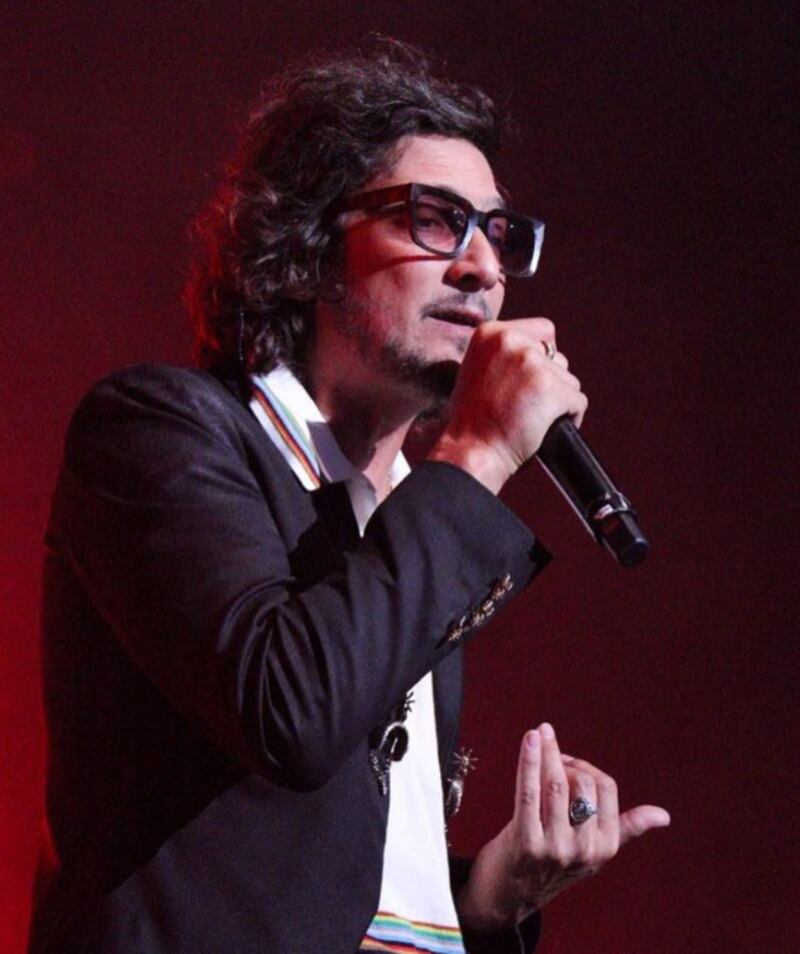 León Larregui llega a Ecuador.