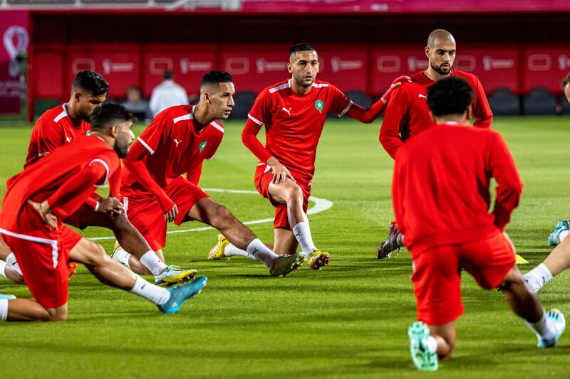 El marroquí Hakim Ziyech y sus compañeros asisten a su sesión de entrenamiento en Doha, Qatar.