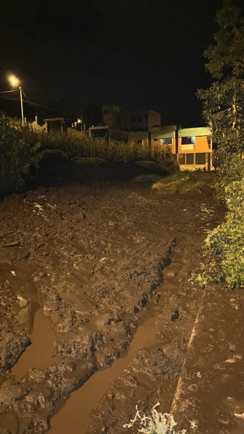 Se desbordó la quebrada de Caupicho en el sur de Quito causando inundaciones y deslizamientos de tierra