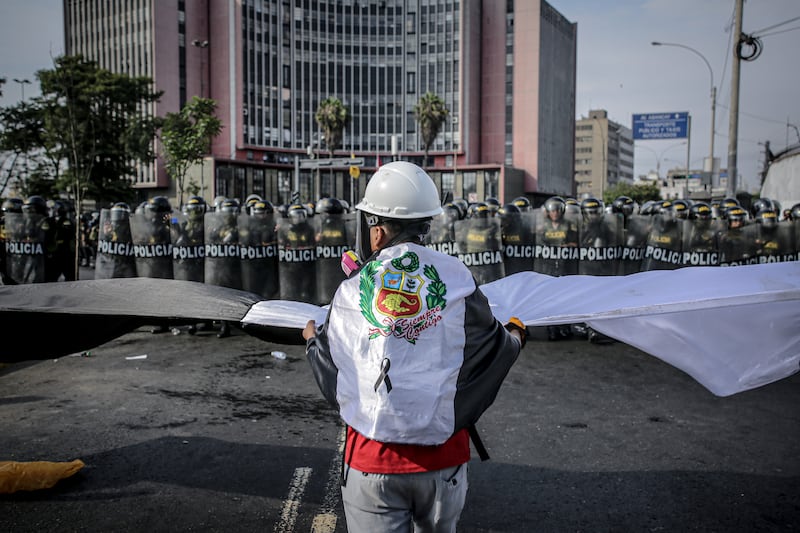 AME7303. LIMA (PERÚ), 19/01/2023.- Manifestantes enfrentan a miembros de la Policía durante la "toma de Lima" hoy, en Lima (Perú).