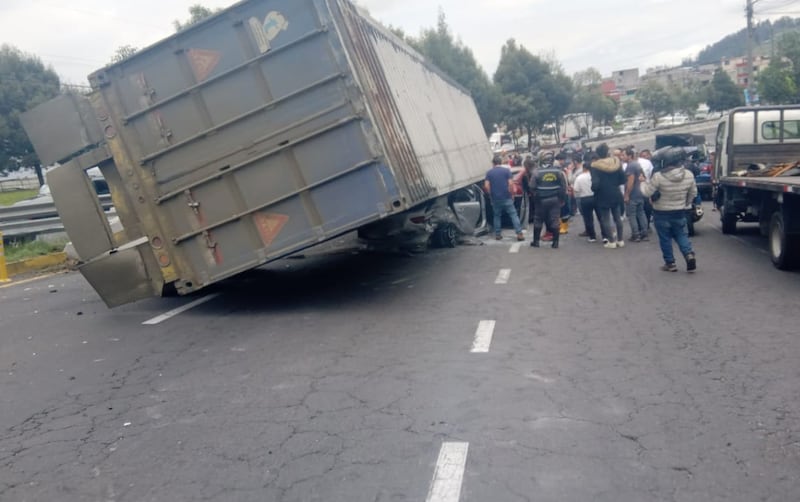 Tráiler aplastó a tres vehículos livianos y afectó a otros en la Simón Bolívar, en el sector de Monjas