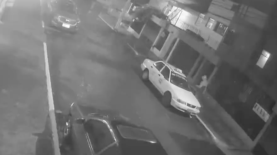 VIDEO: el momento en que delincuente se robó un taxi en el norte de Quito.