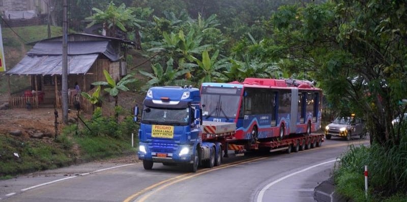 Unidad ET01 de la nueva flota de trolebuses camino a Quito