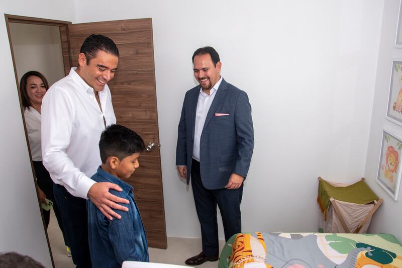 El alcalde Juan José Yúnez visitó una de las casas modelos.