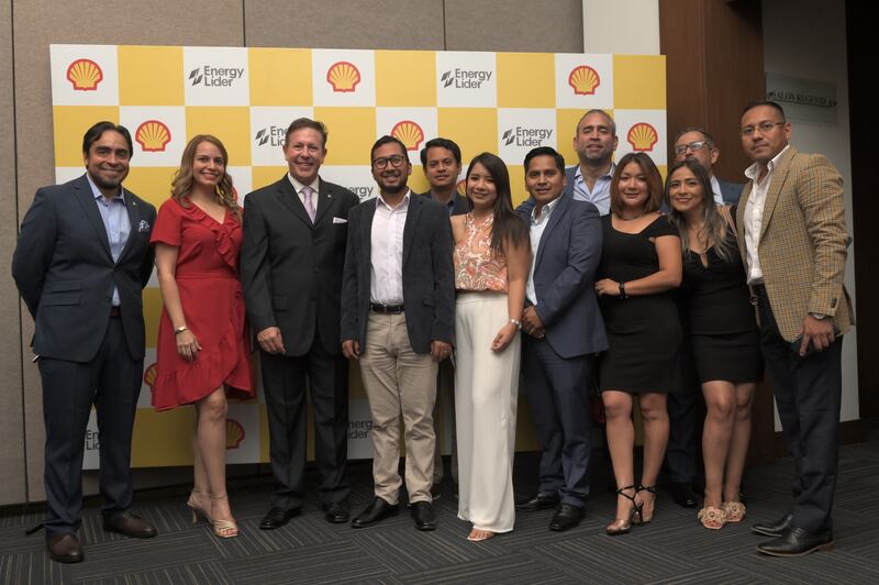 Directivos y funcionarios de Shell y EnergyLíder durante la conmemoración del primer año de Shell en Ecuador.