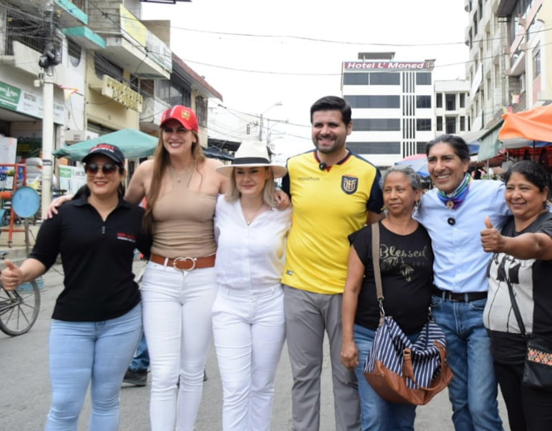 Candidatos de Movimiento Amigo, entre ellos, Cristina Reyes, María Teresa Velásquez, Juan Iván Cueva y Yaku Pérez.