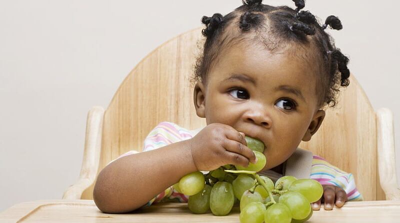 Cree una rutina de alimentación en los niños.