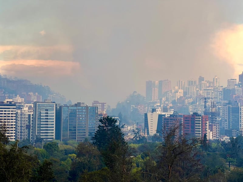 FOTOS DE METRO ECUADOR DEL INCENDIO FORESTAL DE GUÁPULO