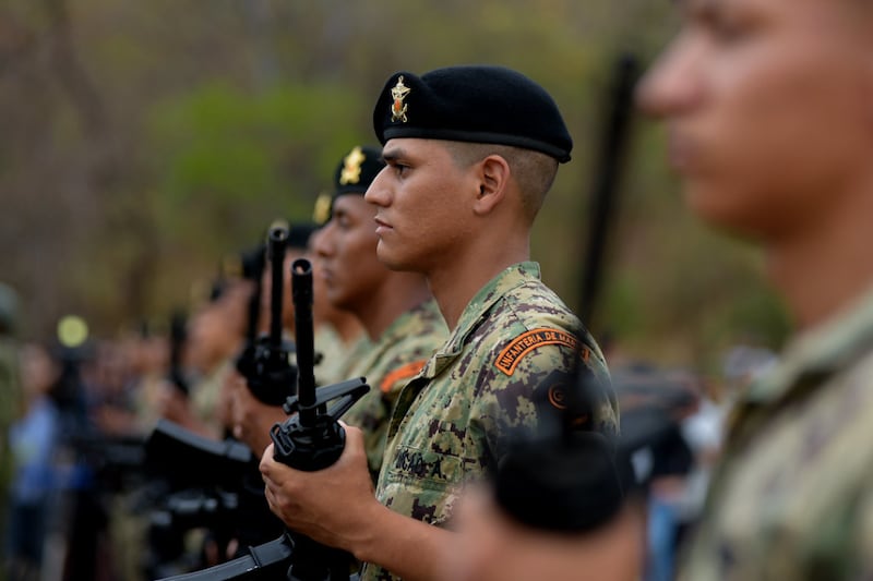 Daniel Noboa entregó armamento incautado a las Fuerzas Armadas