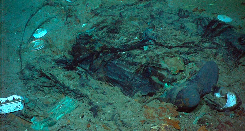 Esta fotografía de 2004 proporcionada por el Institute for Exploration, Center for Archaeological Oceanography/University of Rhode Island/NOAA Office of Ocean Exploration,  muestra los restos de un abrigo y de unas botas en el fondo marino cerca del sitio donde se encuentran los restos del Titanic. (Institute for Exploration, Center for Archaeological Oceanography/University of Rhode Island/NOAA Office of Ocean Exploration, Archivo)