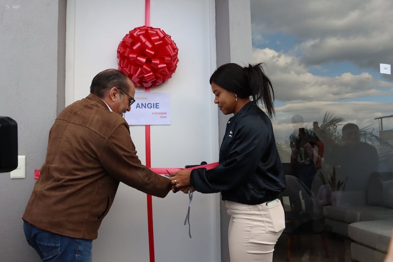 Entrega de casas a Neisi Dajomes y Angie Palacios, medallistas Olímpicas, en el sector de Conocoto