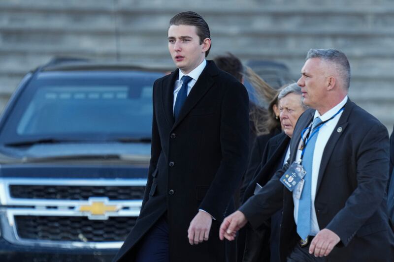 Barron Trump (L) sale del frente este del Capitolio de los Estados Unidos en Washington, DC, EE.UU., el 20 de enero de 2025, después de que Donald Trump prestara juramento como presidente. (Estados Unidos) EFE/EPA/CHRIS KLEPONIS / PISCINA