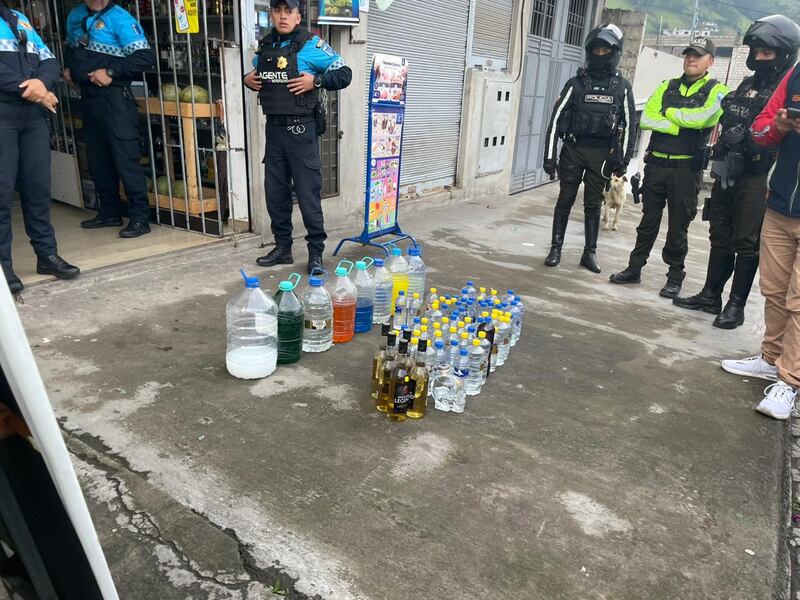 El Distrito de Policía de Quitumbe ejecutó un operativo de control de libadores en el sur de Quito. Imagen: Policía Nacional