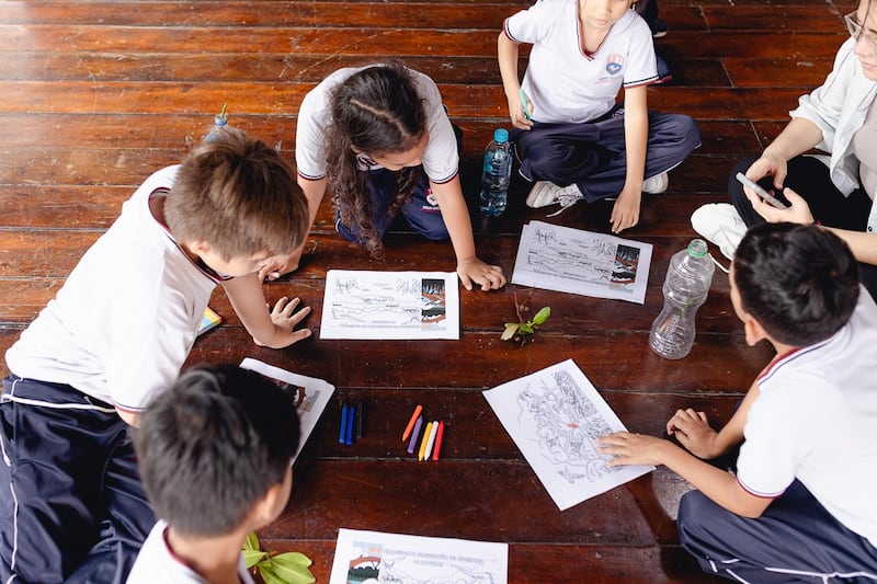 Actividades de educación ambiental dirigidas a niños y jóvenes.