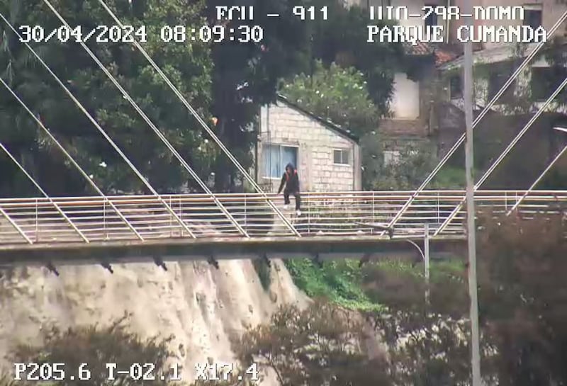 Quito: Cámaras captaron un intento de suicidio en el puente del parque Cumandá