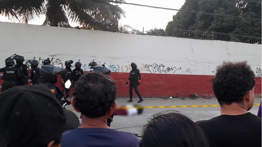Asesinaron a un estudiante afuera de su colegio en el sur de Guayaquil