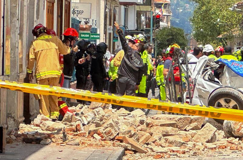 Personas observan los daños ocasionados  en Cuenca por el terremoto