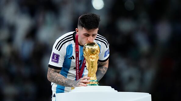 Enzo Fernández besando la Copa del Mundo de Qatar 2022