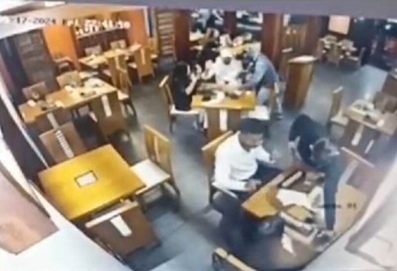 VIDEOS: cámaras de seguridad captaron robo al interior de un restaurante en Cumbayá