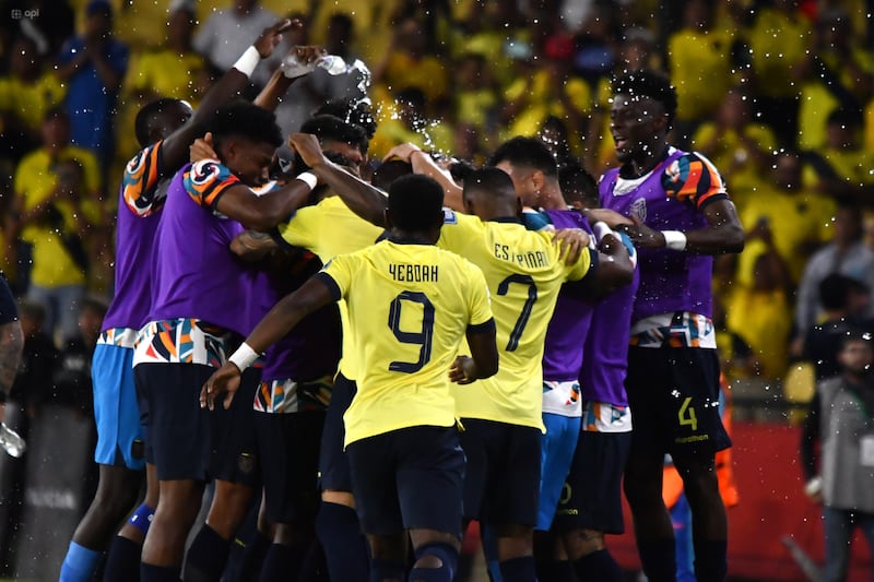 Ecuador festeja el gol de Enner Valencia que lo dedicó a Ángel Mena