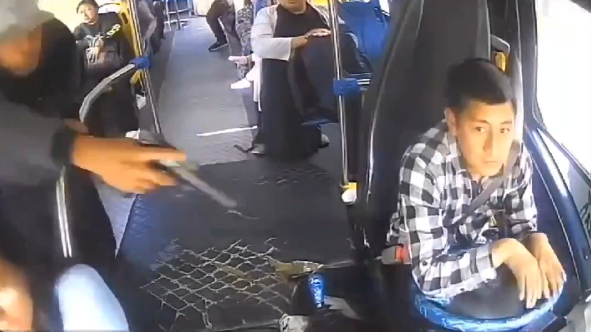 Video muestra cómo sujetos armados asaltaron un bus en Quito