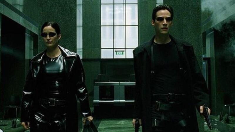 Unos 22 años han pasado desde el descomunal estreno de Matrix, la saga que cambió el cine y así se ven sus protagonistas.