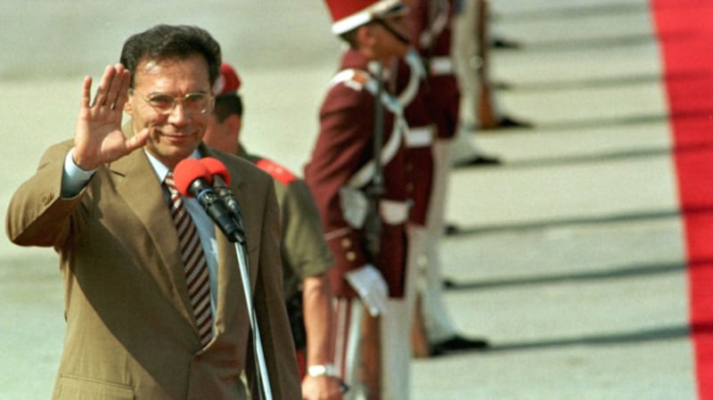 Foto de archivo. El presidente de Ecuador Jamil Mahuad saluda a su llegada al aeropuerto en Caracas Venezuela 01 de Febrero de 1999. El presidente Mahuad asistía a la toma de posesión del entonces presidente electo Hugo Chavez. (RODRIGO ARANGUA/AFP via Getty Images)