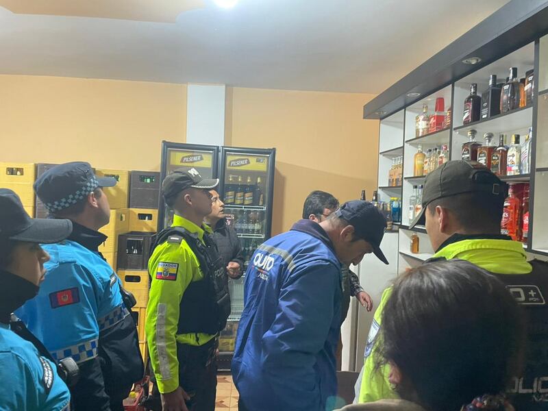 El Distrito de Policía de Quitumbe ejecutó un operativo de control de libadores en el sur de Quito. Imagen: Policía Nacional