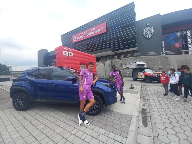 Los jugadores del Independiente del Valle también fueron parte de la demostración de los autos Toyota en los exteriores del Estadio Banco Guayaquil.