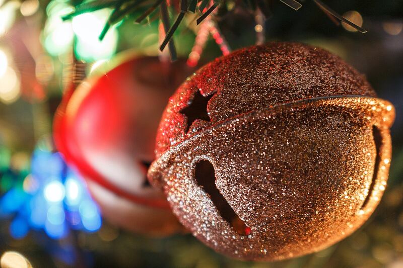 Cascabeles en el árbol de navidad