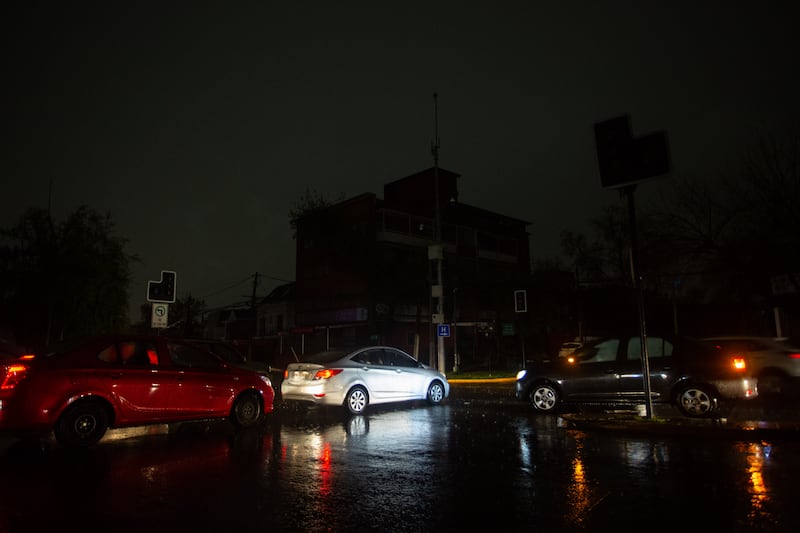 Los cortes de luz afectaron el tránsito, por la falta de semáforos, además de a los hogares. / AGENCIAUNO