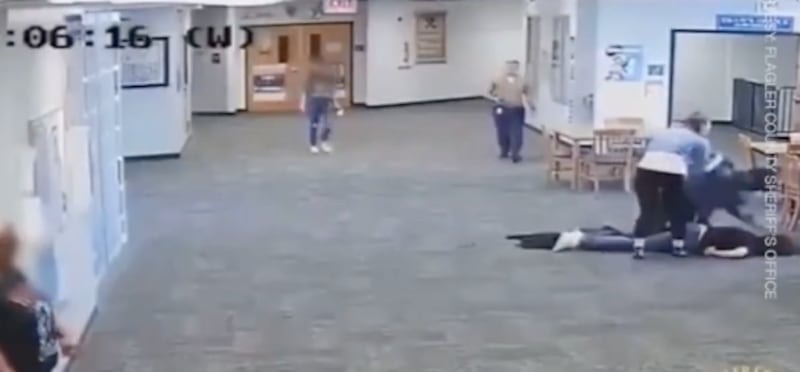 Alumno golpeó a su maestra