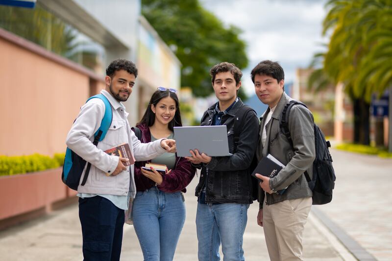 Estudiantes en el campus UTPL Loja