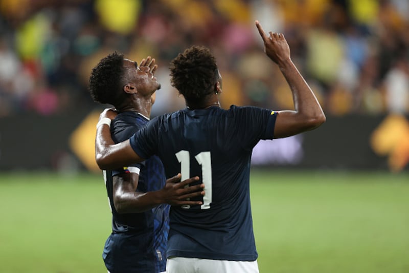 Michael Estrada y Félix Torres festejan el gol