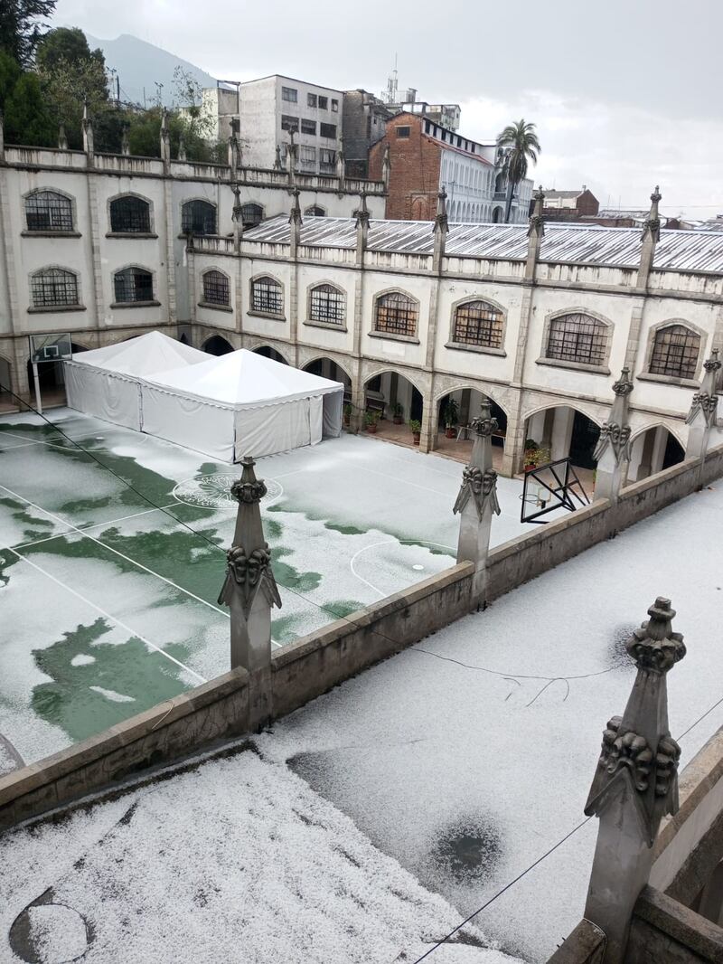 Así quedó la Basílica tras lluvia con granizo en Quito