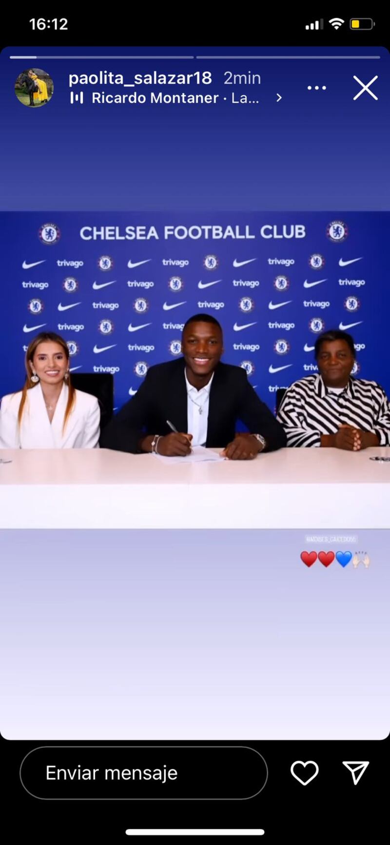 Moisés Caicedo junto a su novia y su madre en la firma del contrato con el Chelsea