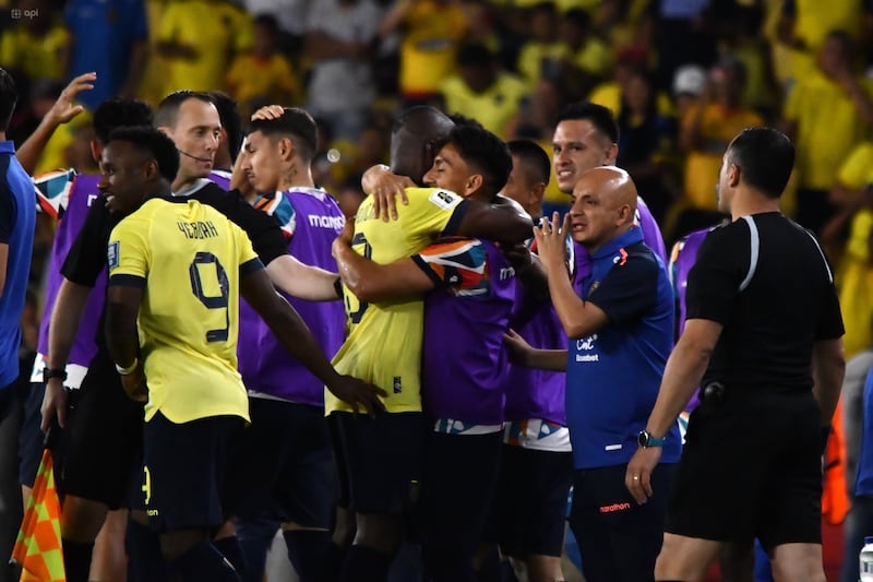 Ecuador festeja el gol de Enner Valencia que lo dedicó a Ángel Mena