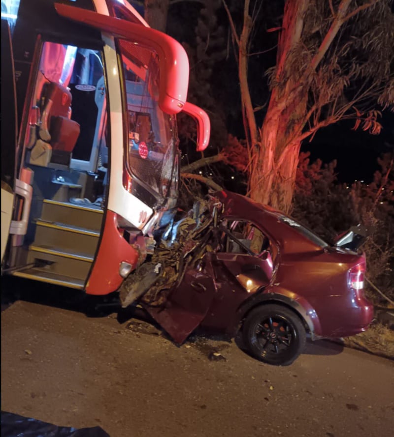 Varias personas fallecidas dejó accidente entre un bus y un automóvil en Cuenca