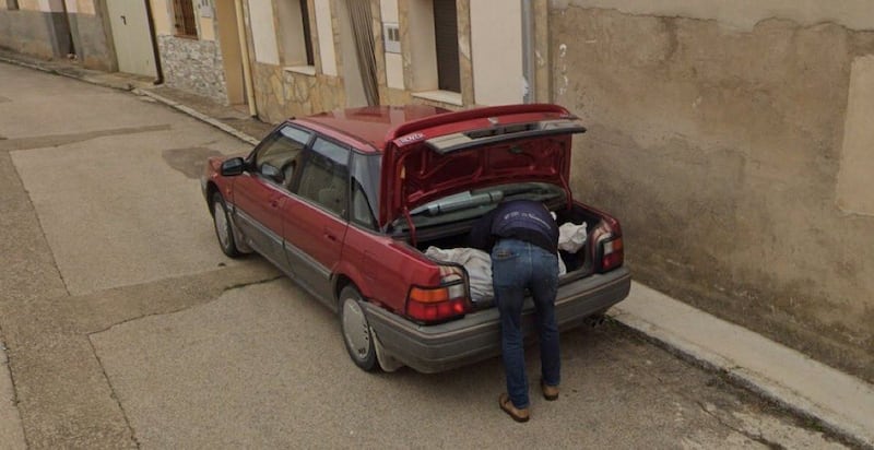 Google Maps captó a un hombre guardado un bulto extraño en su auto