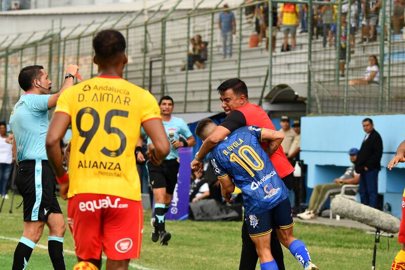 César Farías agrede a Oyola en el Delfín vs Aucas