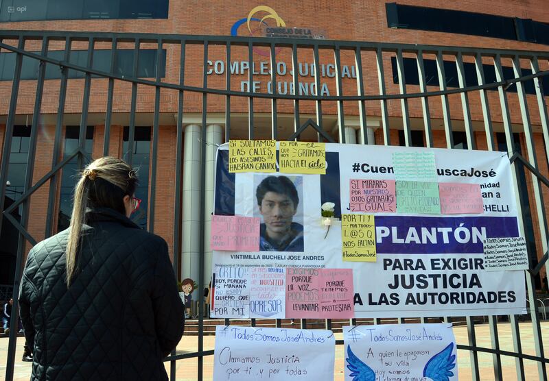 Familiares de José Andrés Vintimilla, realizarón un plantón en los exteriores del edificio de la Función Judicial del Azuay para exigir justicia.