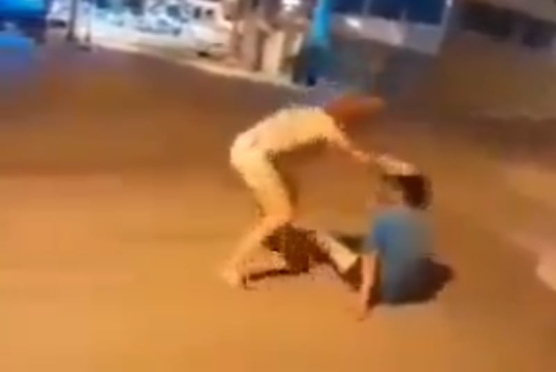 VIDEO: trabajadora sexual cayó a golpes a un hombre que no le habría pagado por su servicio.