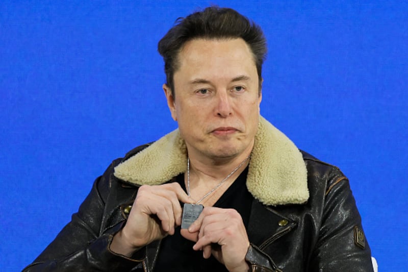 Elon Musk busca comprar OpenAI.