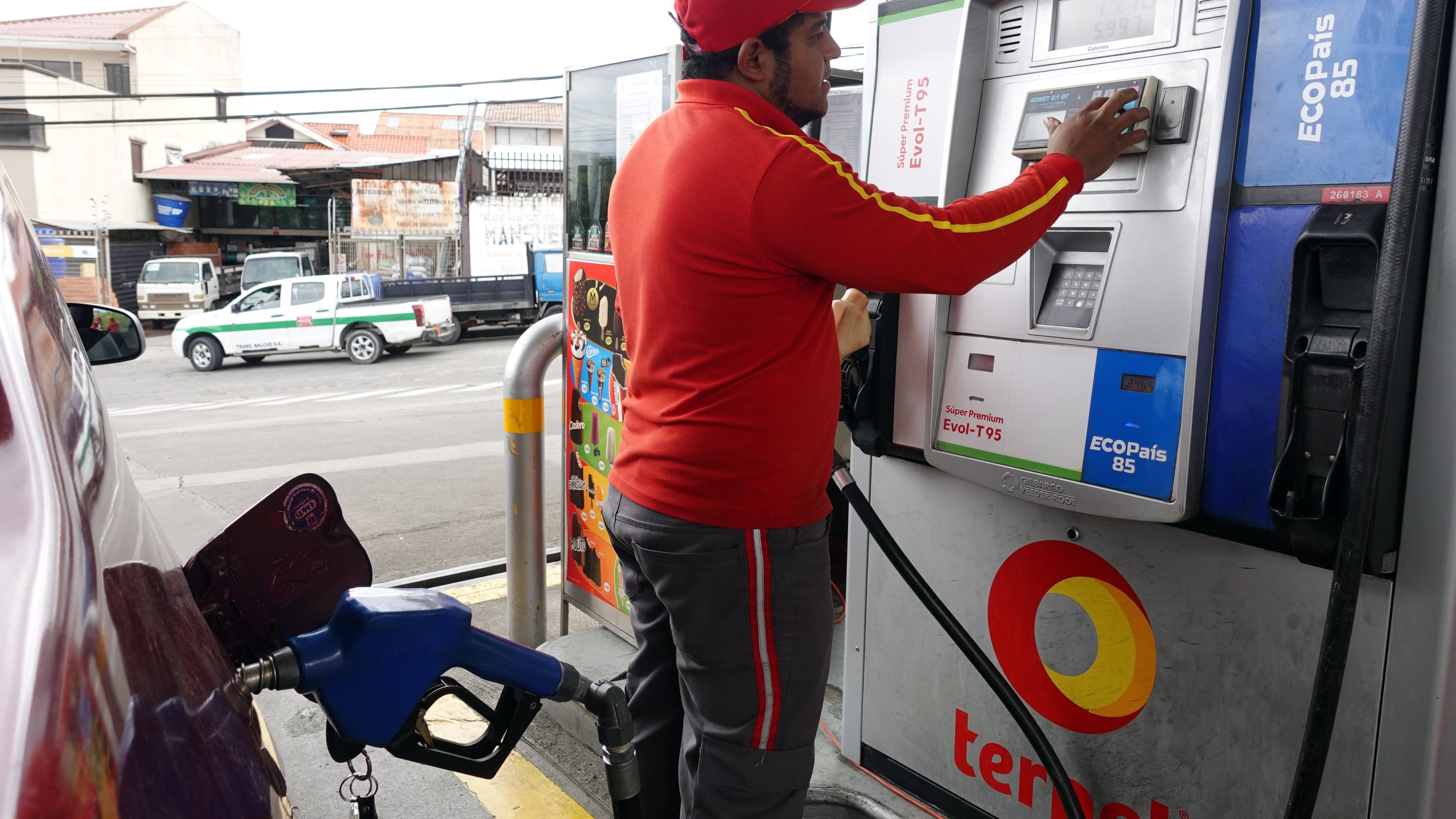 La reducción de los subsidios a las gasolinas de mayor consumo en Ecuador anunciada por el Gobierno del presidente Daniel Noboa se dará desde este viernes.