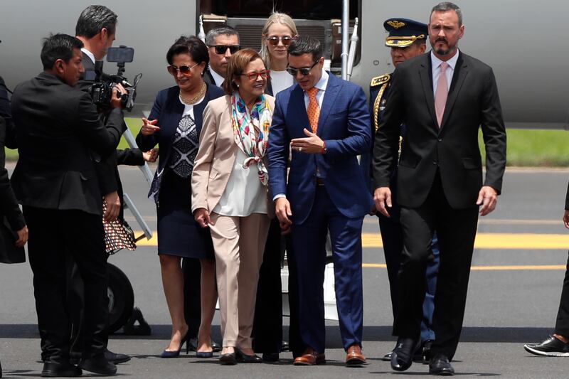 AME408. SAN SALVADOR (EL SALVADOR), 31/05/2024.- La ministra de Exteriores de El Salvador, Alexandra Gill, recibe al presidente de Ecuador, Daniel Noboa, este viernes en el aeropuerto San Romero de San Salvador (El Salvador). El presidente de El Salvador, Nayib Bukele, será investido para un segundo mandato consecutivo este sábado con la presencia de algunos mandatarios latinoamericanos, como Javier Milei y Daniel Noboa, y del rey de España Felilpe VI. EFE/ Bienvenido Velasco