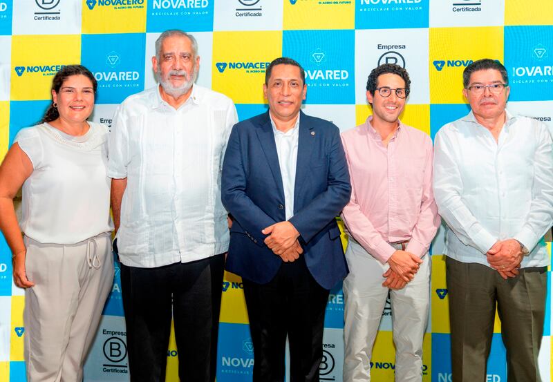 Mariuxi Villacrés (Gerente de Sostenibilidad Novacero), Luis Villacrés (Presidente Ejecutivo Novacero), Jimmy Baque ((Gerente General Novared), José Ignacio Morejón (Director Ejecutivo Sistema B) y Ramiro Garzón (Gerente General Novacero).