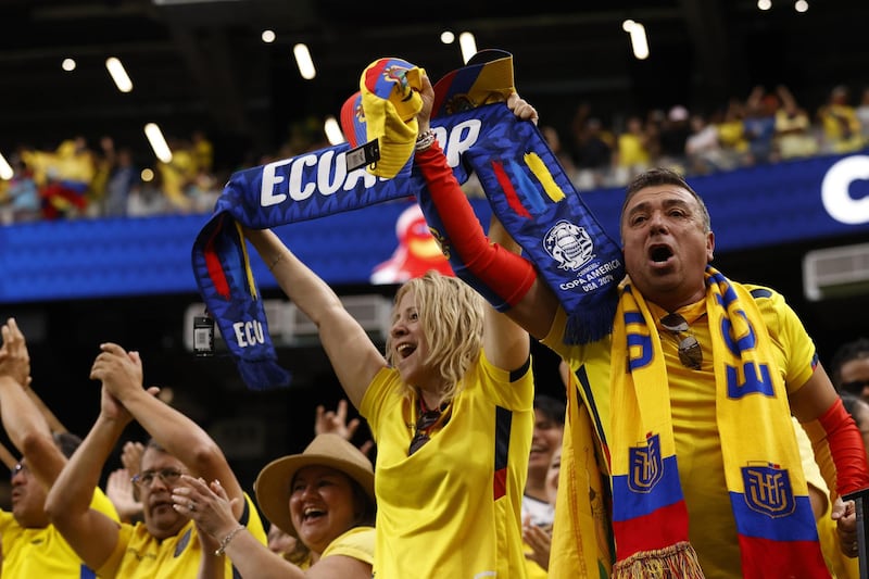 Aficionados de la Tri alentando a la Selección de Ecuador