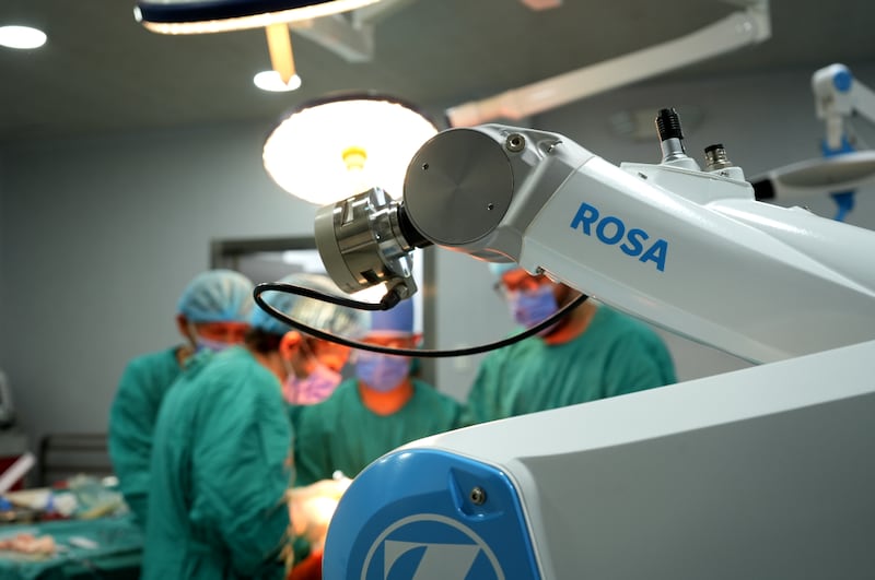 Robot ROSA®, tecnología de última generación que revoluciona las cirugías de rodilla y colocación de prótesis.